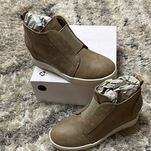 Wedge sneaker size 6